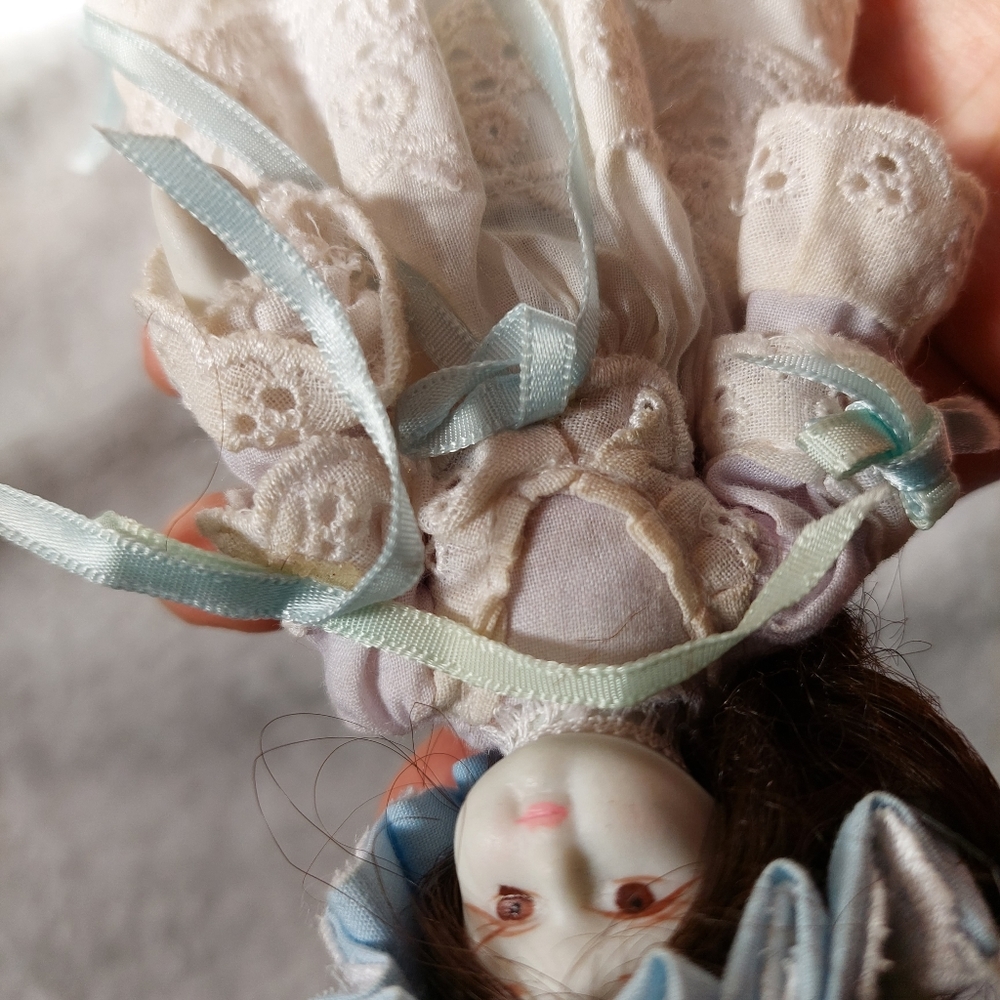 Beautiful Cottage 80s Vintage Porcelain Doll - Picture 2 of 9